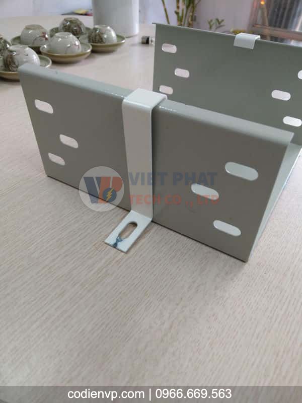 Máng cáp 450X300 Sơn tĩnh điện, Mạ kẽm nhúng nóng 21 Kẹp giữ máng cáp